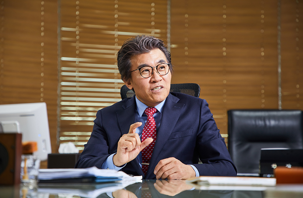 [한국경제] 2층 전기버스, 한번 충전하면 300km 달리죠