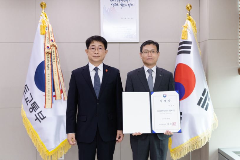 국토부 장관, 진흥원장 임명장 수여