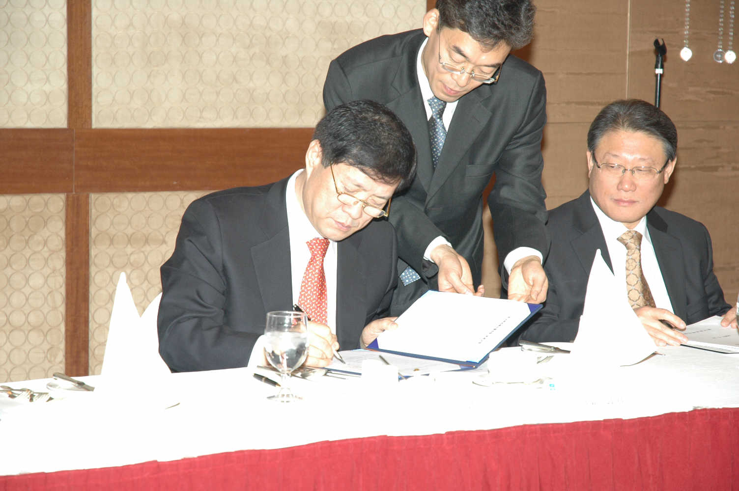 김창세 원장님 서명장면.jpg