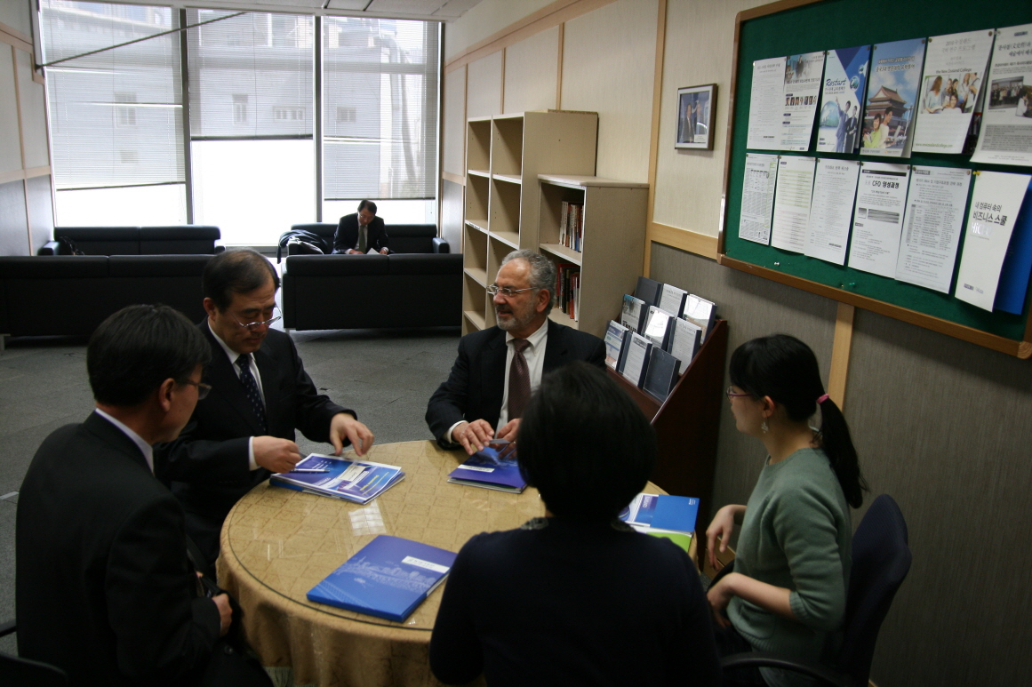 크기변환_할랄박사와 회의중인 이재춘 원장(사진 왼쪽 두번째).jpg